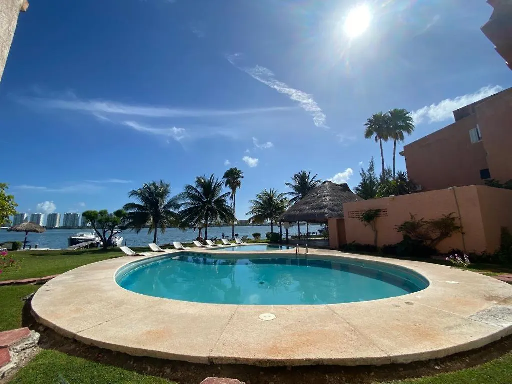 Casa Hermosa En Zona Hotelera Frente Laguna Cancún 0*,
