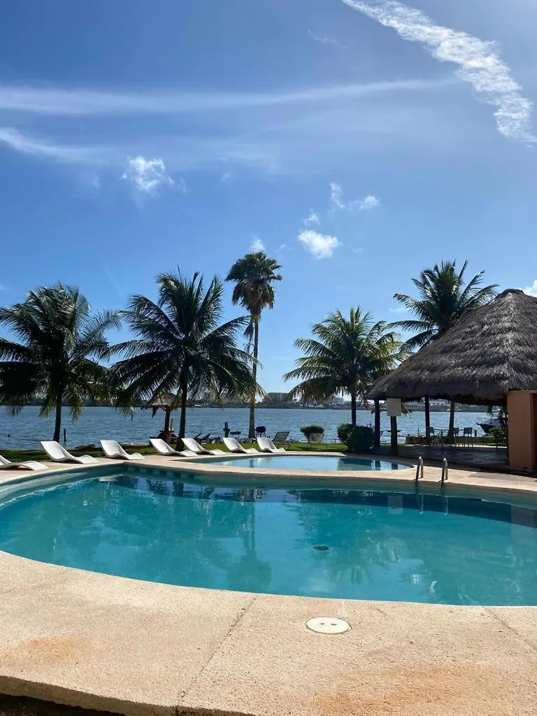 Casa Hermosa En Zona Hotelera Frente Laguna Cancún Vakantiehuis