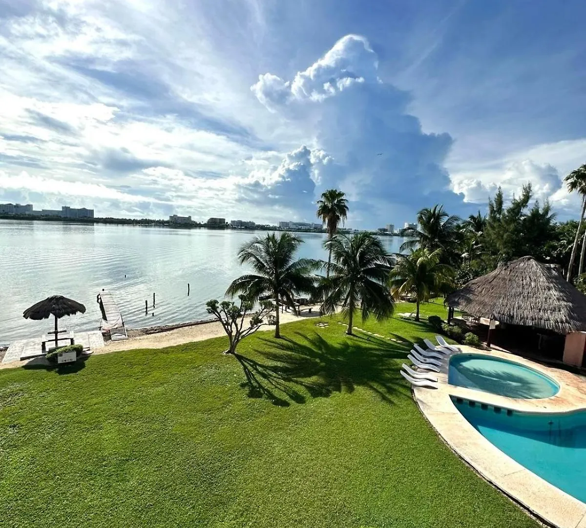 Casa Hermosa En Zona Hotelera Frente Laguna Cancún